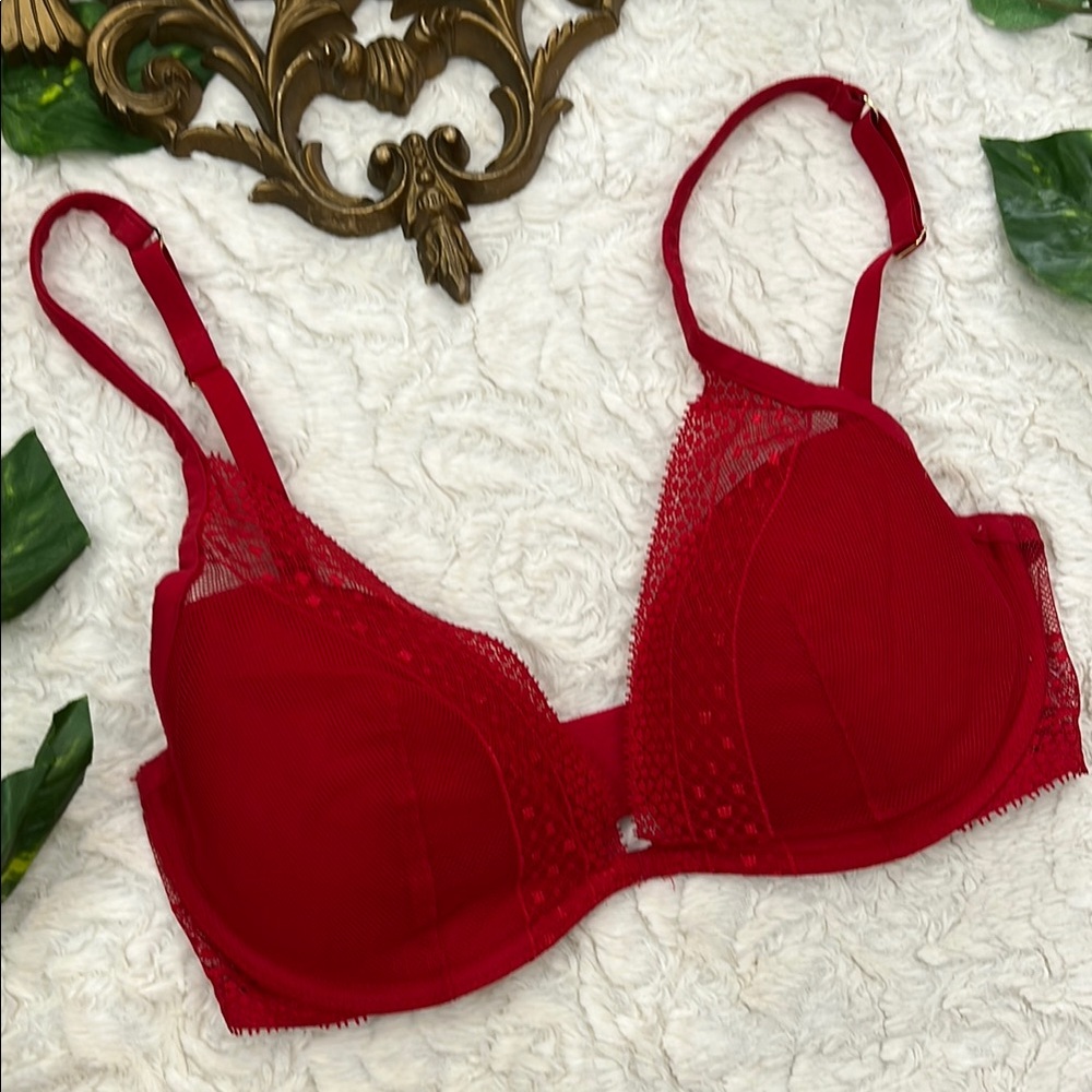Victorias Secret Incredible Plunge Bra size 32 DD